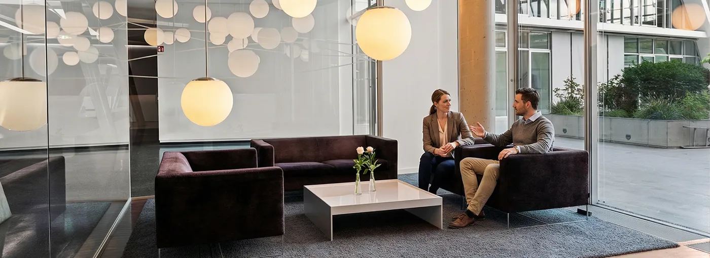 Konferenzraum in Hamburg mieten - Zwei Geschäftsleute im Foyer des BBCC